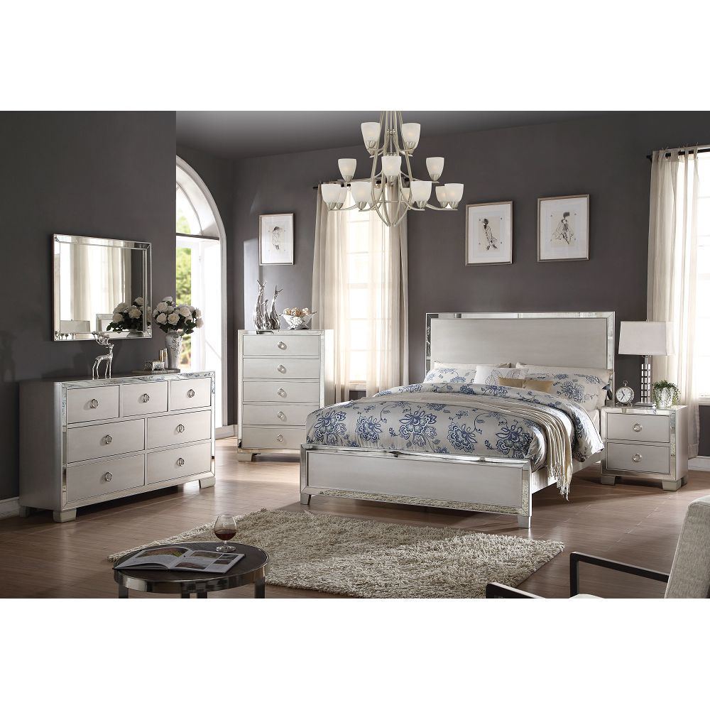 Voeville II Seven Drawer Dresser in Platinum